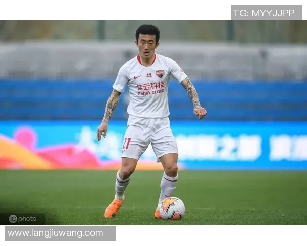 足球明星姜至鹏的职业生涯与场外故事揭秘