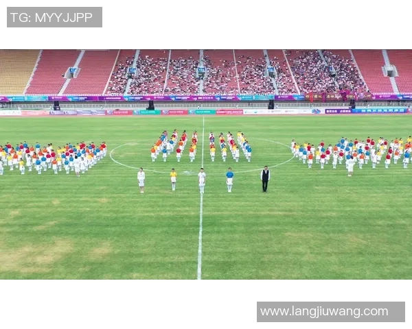 足球明星气球造型创意视频展现独特魅力与精彩瞬间